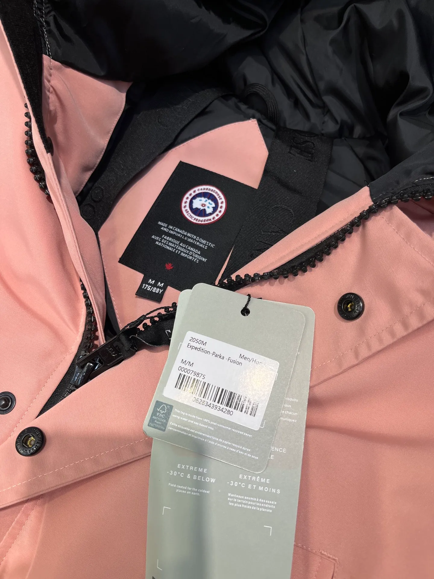 P780 high-end version (new version of Big Goose 01) Canada Goose Canada Goose #Chilliwack 7999M bomber jacket short down jacket/01 model #Men and Women Same Style# ➖ Genuine synchronous anti-counterfeiting chip sensor! ➖ Imported 21S polyester-cotton blended original fabric [last year’s 16S/18S hard fabrics have been completely eliminated, this year all use 21S genuine synchronous fabrics, the soft mid-strap feels delicate and textured], genuine synchronous Feather-Light 10D waterproof coating fabric, made of 84.5 polyester fiber and 15.5 cotton, 100% the best feel in the entire network! ➖ The genuine official website is synchronized with the national standard 80 white duck down, you can check the official website customer service, there will never be a series of misleading claims such as 90 down or goose down! ➖ Using the best nylon lining with double double-layer sealing design, velvet-proof No. 7 needle + grid-filled down ready-made garments, there is 100% no so-called velvet running! ➖ The cuffs are designed with thickened seamless threads, and the collar and pockets are lined with top-quality polar fleece to keep you warm and comfortable! ➖ Yoshida YKK provides original custom-made electroplated sliders. YKK two-way lockable zippers are tight and smooth and will not peel off paint! ➖ 3M composite guarantees that the Velcro is the same as the original, durable, and all accessories and hardware are custom-made! ➖ Imported BEHRINGER embroidery machine to customize the 10,000-needle embroidery logo, 98% of which can be reproduced to restore the original logo. You can check and compare on the official website! ➖ The fur collars are all made of large pieces of Western Canadian blue wolf hide, ensuring that each fur collar is 13-15cm wide!   Size:XS-XXL